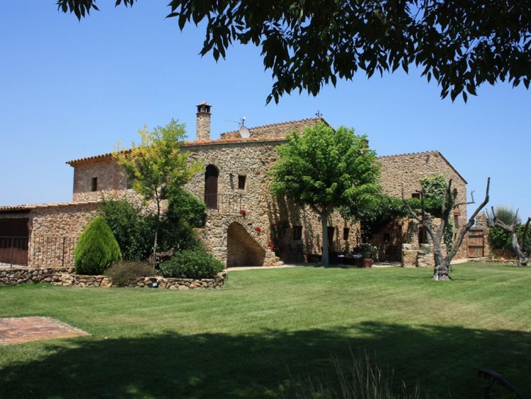 Vista del conjunto de construcción de la Masía y de parte del jardín Vista del conjunto de construcción de la Masía y de parte del jardín 