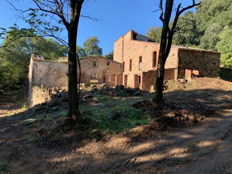 Vistas de conjunto de la casa principal y pajar