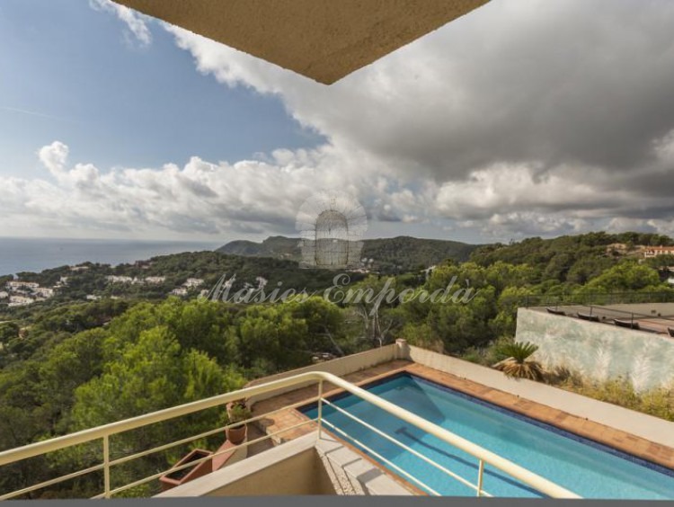 Espectaculares vistas del mar y calas de Aigua Gélida desde la terraza de la planta dos de la casa.  