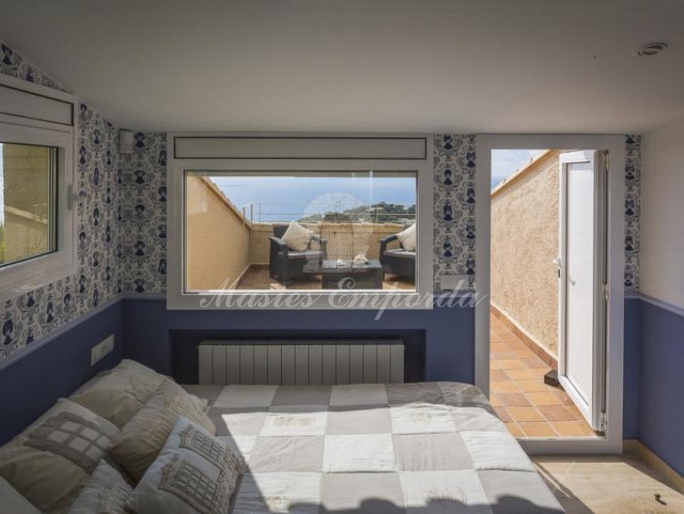 Perspectiva de un de las suites de la casa con la terraza privada al fondo con vistas a la calas y al mar. 