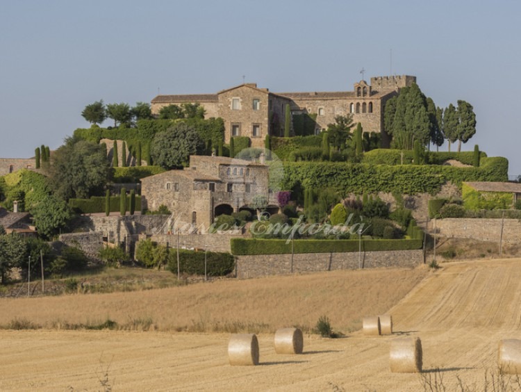 Vista de castillo de Foixá en el Baix Empordà y parte de la muralla fortificada y vista del jardín que lo rodea la propiedad