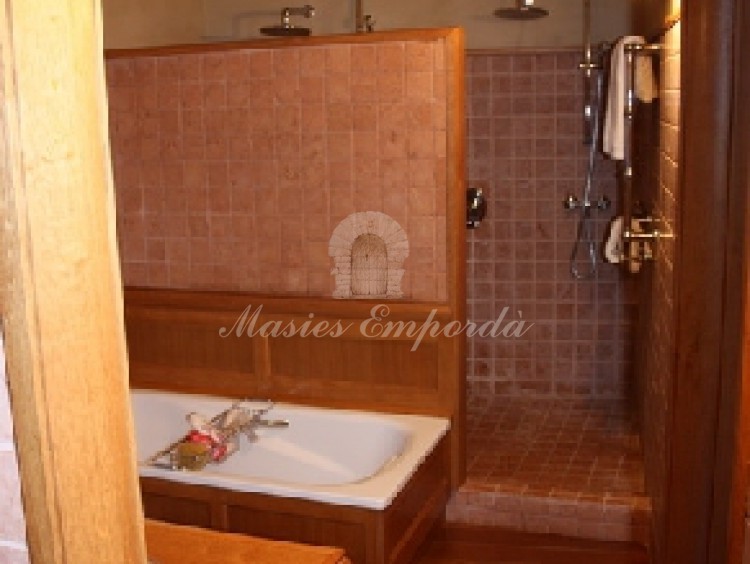 Detalle del baño de la suite con bañera y ducha 