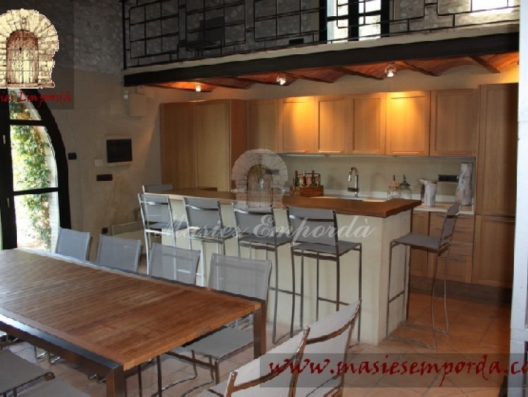 Cocina y comedor del pabellón de verano de la casa junto a la piscina