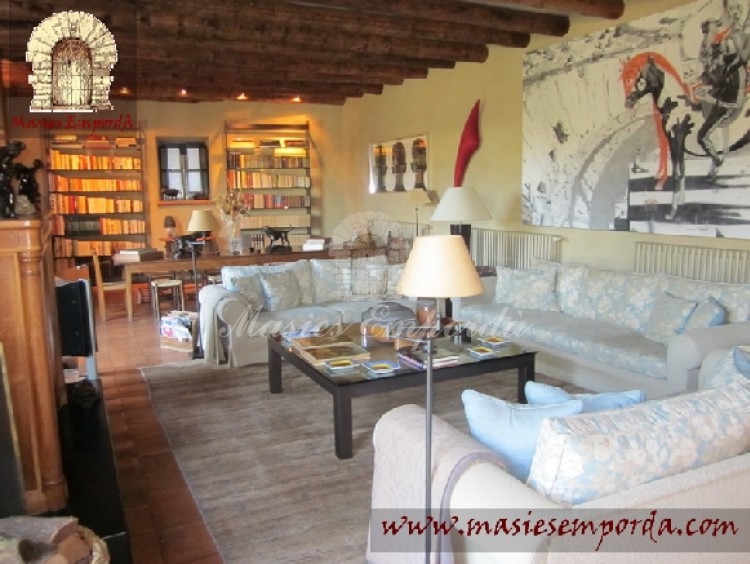 Vista del salón principal de la planta con la biblioteca al fondo de la imagen 