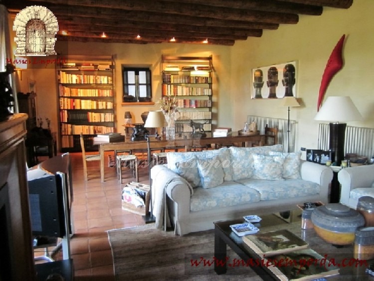 Detalle del salón principal con la biblioteca 