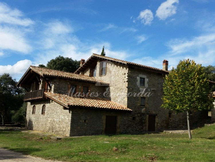 View of the construction complex of the farmhouse surrounded by the garden
