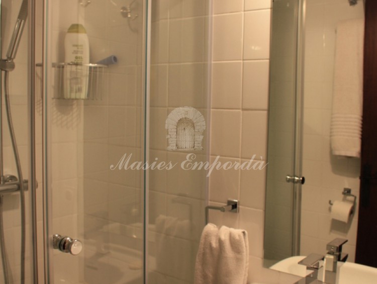 Baño completo de una de las habitaciones de la casa 