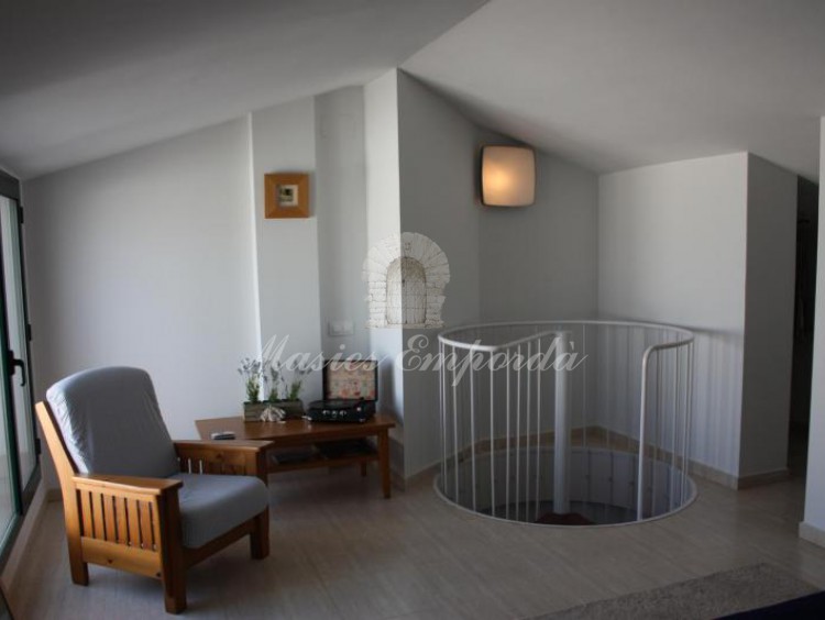 Detalle de la suite de la segunda planta con el vestidor a la derecha de la imagen 