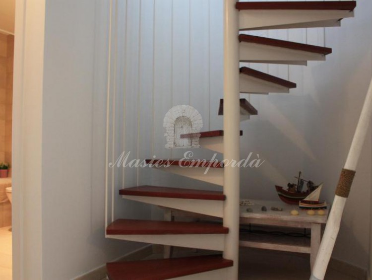 Escalera de acceso a la segunda planta 