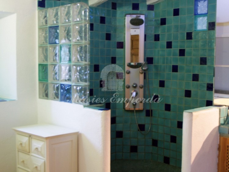 Baño completo con ducha de la habitación principal
