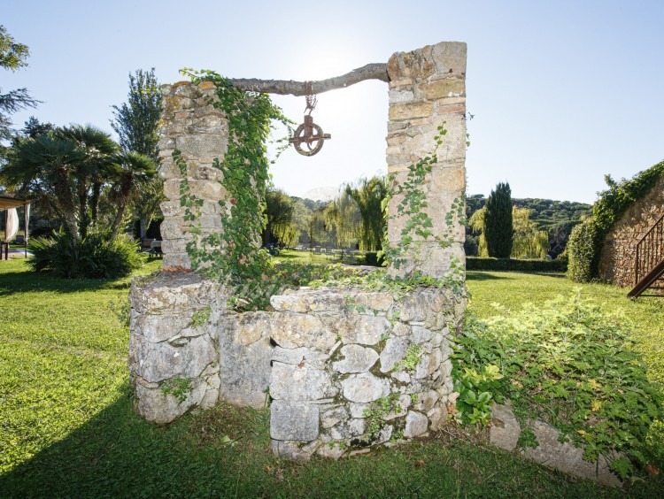View of the well of the facade of the farmhouse. 