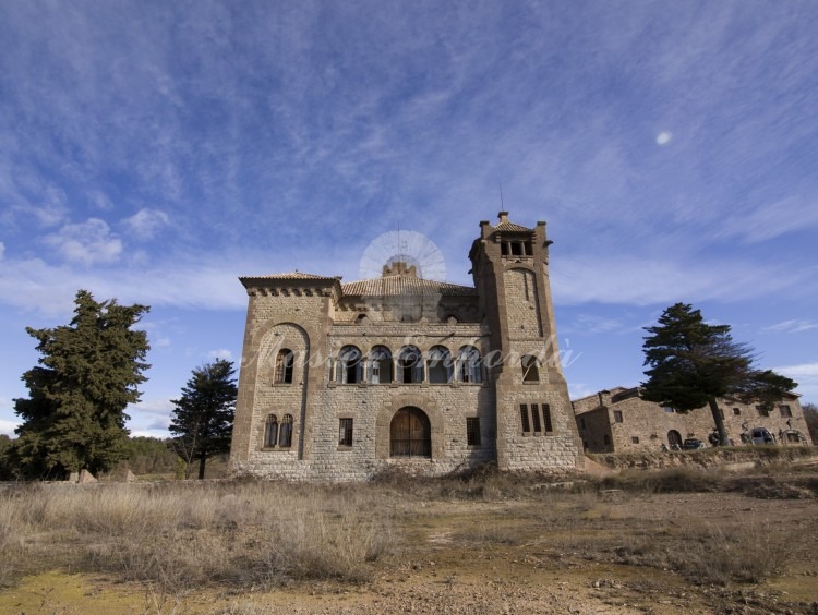 Views of the entrance to the castle and the farmhouse