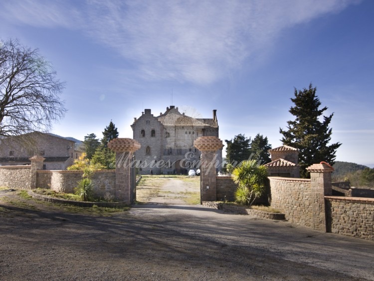 Views of the entrance to the castle and the farmhouse