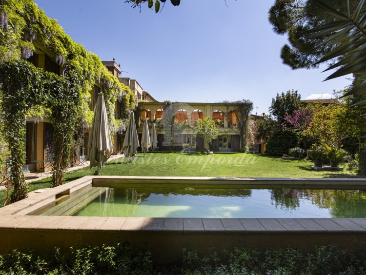 Views of the garden and pool of the house
