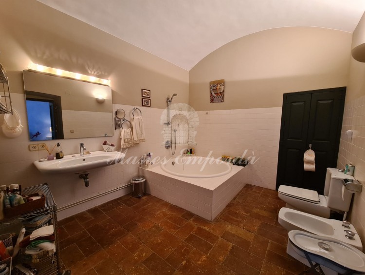 Full bathroom with jacuzzi