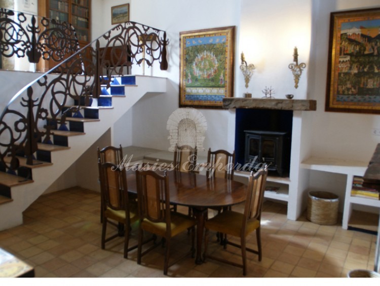 Entrada al pajar rehabilitado y detalle del comedor con chimenea 