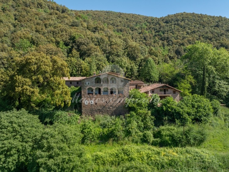 General view of the farmhouse and the surrounding fields