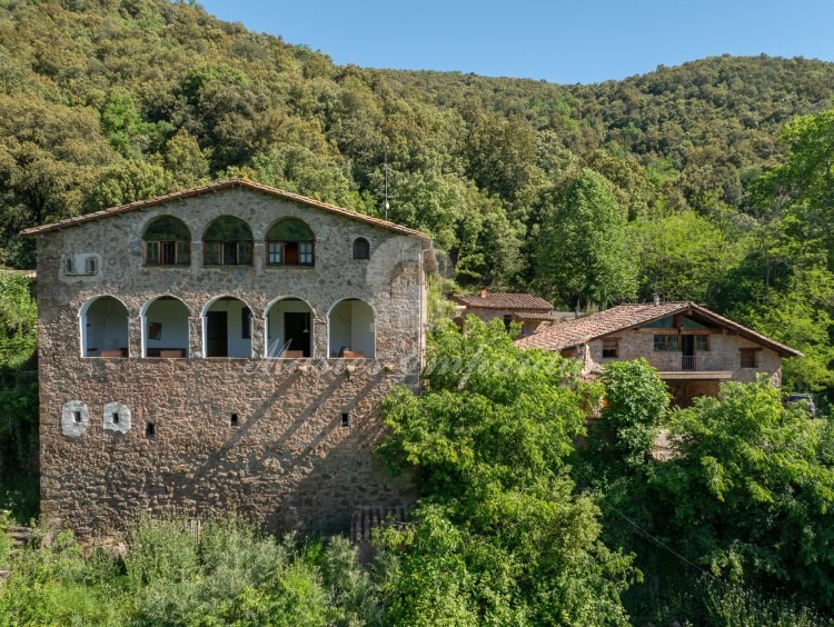 Views of the west facade of the farmhouse
