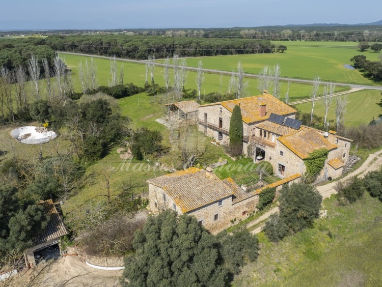 Views of the property’s façade 