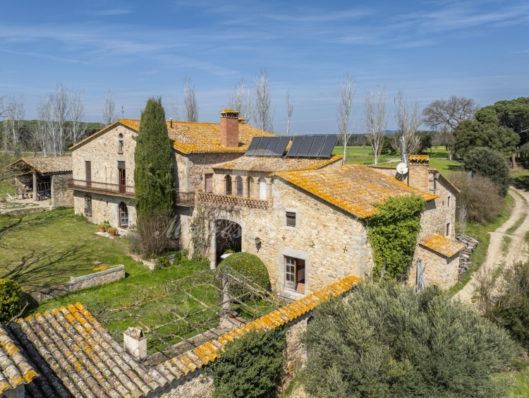 Views of the property’s façade 