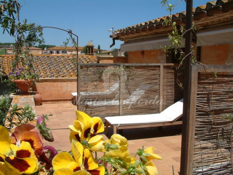 Terraza solárium de la segunda plaza con vistas al patio interior de la propiedad y a los campos cercanos 