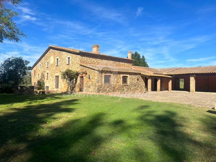 Fachada frontal de la masia con su porche