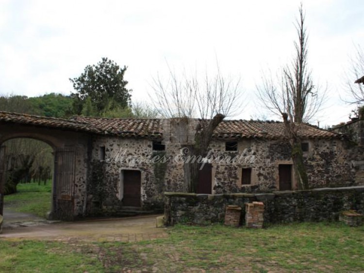 Vista de anexos de la casa en el interior del recinto amurallado. 