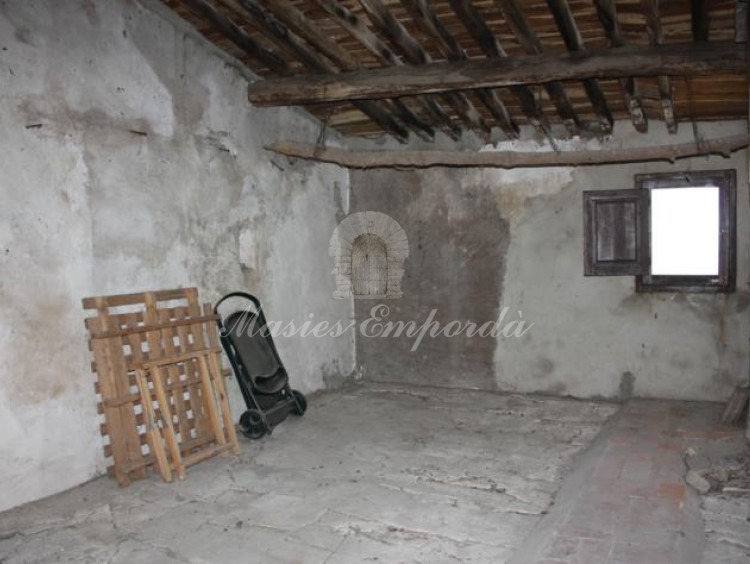 Habitaciones de buhardilla de la casa con techo a dos aguas y bigas vistas de madera