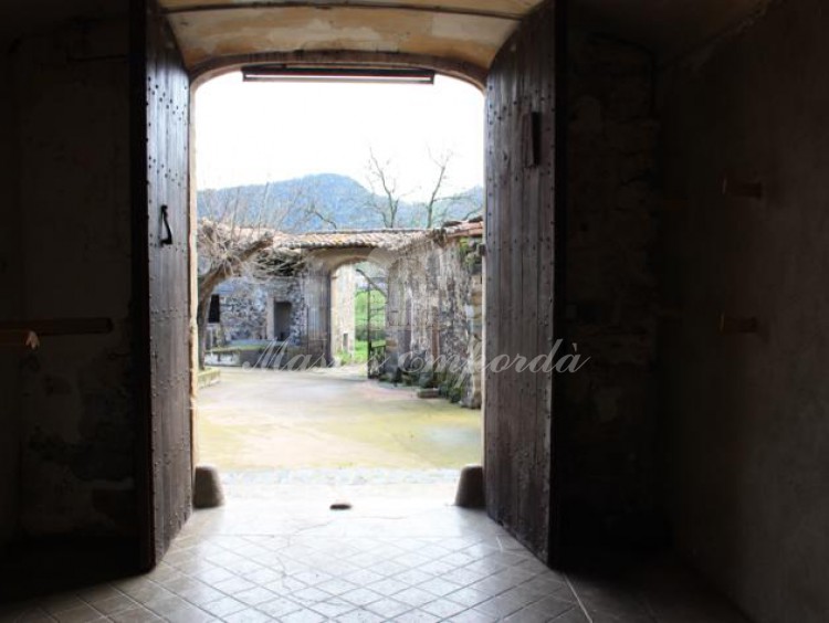 Entrada principal de la masía desde en interior 