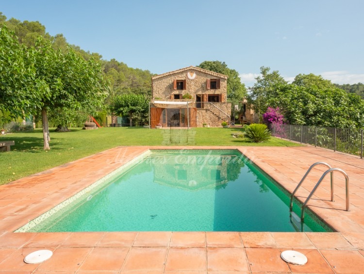 Views of the façade and the swimming pool 