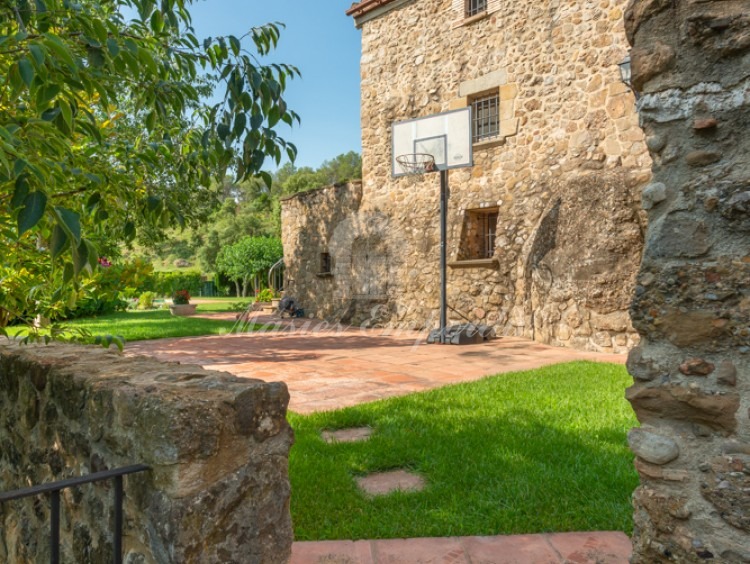 Views of the façade and garden 