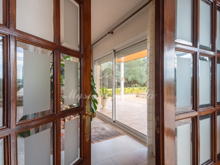 Access to the dining room of the house
