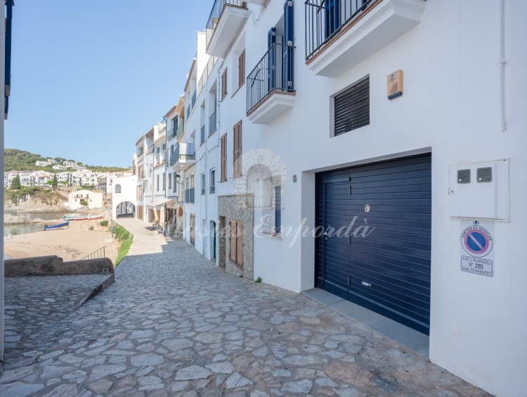 Calle de acceso al garaje de la casa y la playa a 6 metros