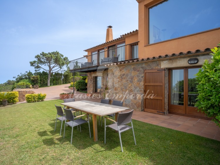 Views of the garden and ground floor flat