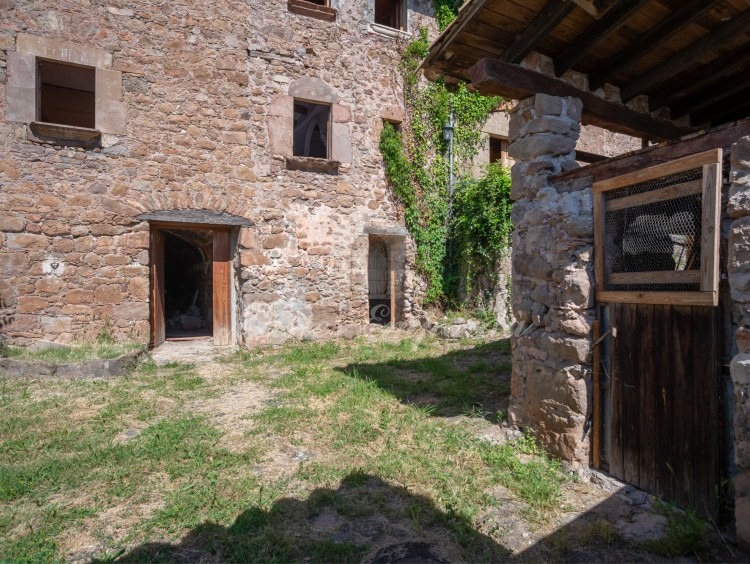 View of the threshing floor and the entrance to the farmhouse