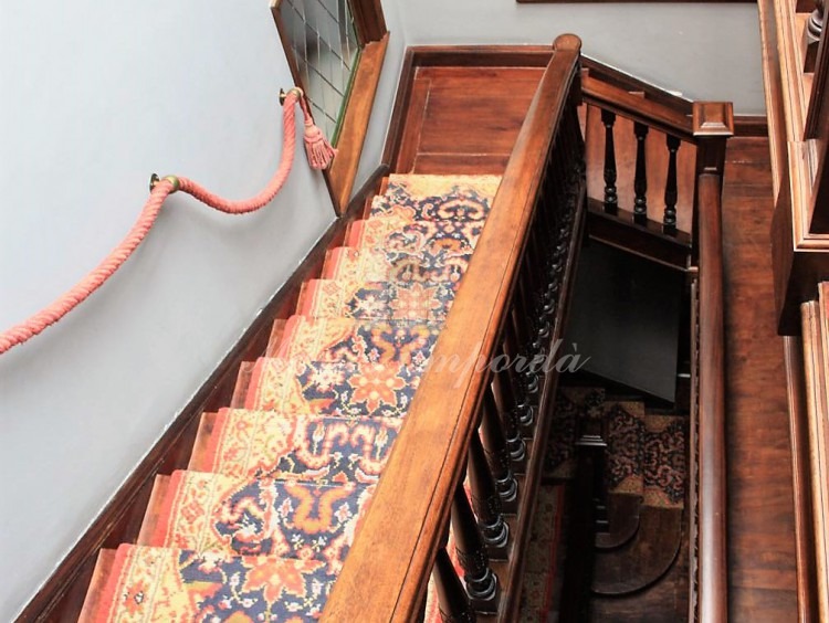 Detalle de la escalera interior de la casa 