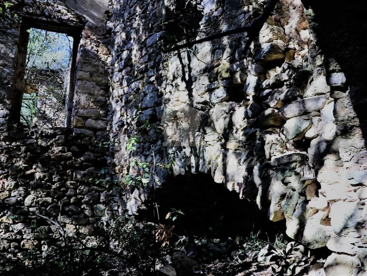 Parte de un segundo arco a nivel del suelo casi enterrado por los escombros de la cubierta 