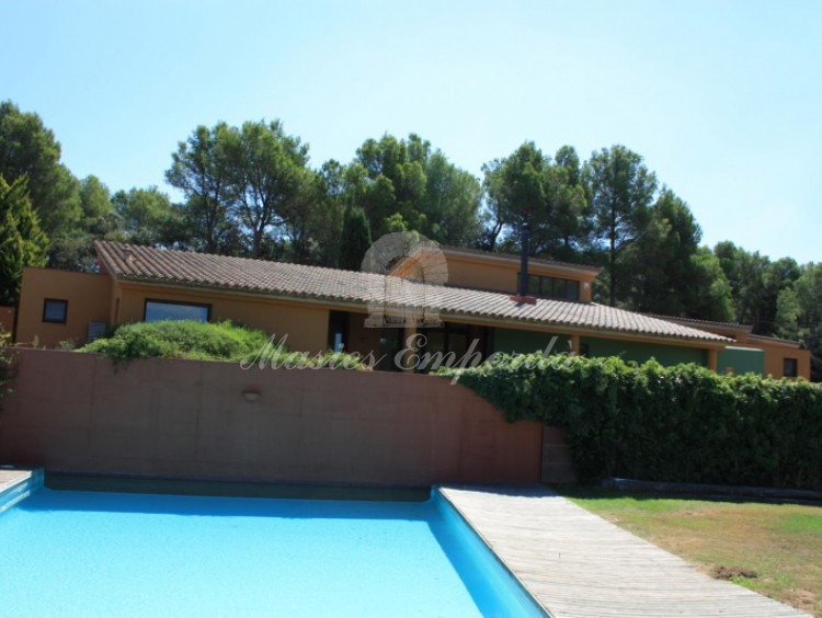 Piscina y la casa al fondo 