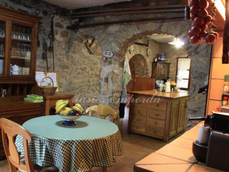 Sala de desayunos con la cocina al fondo de la imagen 